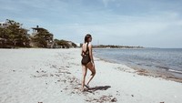 Pantai di San Juan jadi destinasi pilihan Mika. Sebagai negara kepulauan, Filipina memang punya banyak pantai cantik. (Instagram/@reyesmikaaa)