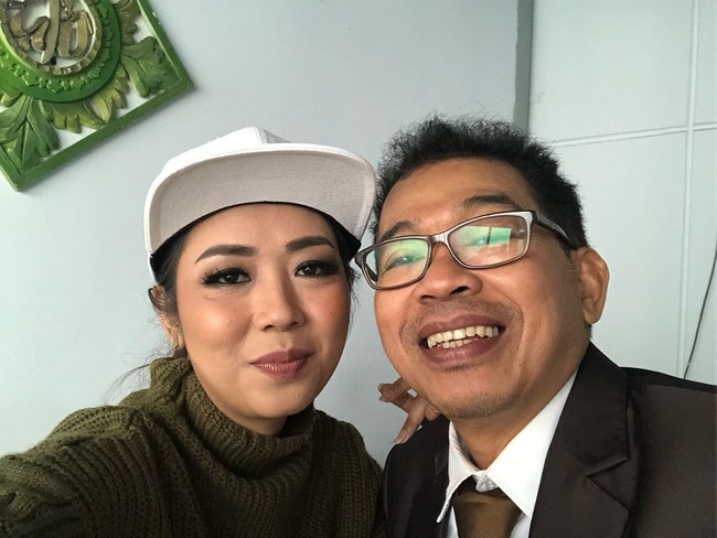 Soimah lagi-lagi mem-posting foto anehnya dengan editan aplikasi smartphone. Kali ini ia berpose dengan dagu super lancip bersama pelawak Jarwo, yang wajahnya juga jadi aneh. Foto: Instagram