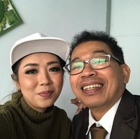 Soimah lagi-lagi mem-posting foto anehnya dengan editan aplikasi smartphone. Kali ini ia berpose dengan dagu super lancip bersama pelawak Jarwo, yang wajahnya juga jadi aneh. Foto: Instagram