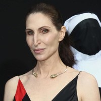 Saat diminta mendeskripsikan dirinya, Bonnie Aarons pun memiliki karakter yang jauh berbeda dari Valak. “Aku glamour dan suka berteman,” katanya. (Foto: Getty Images)