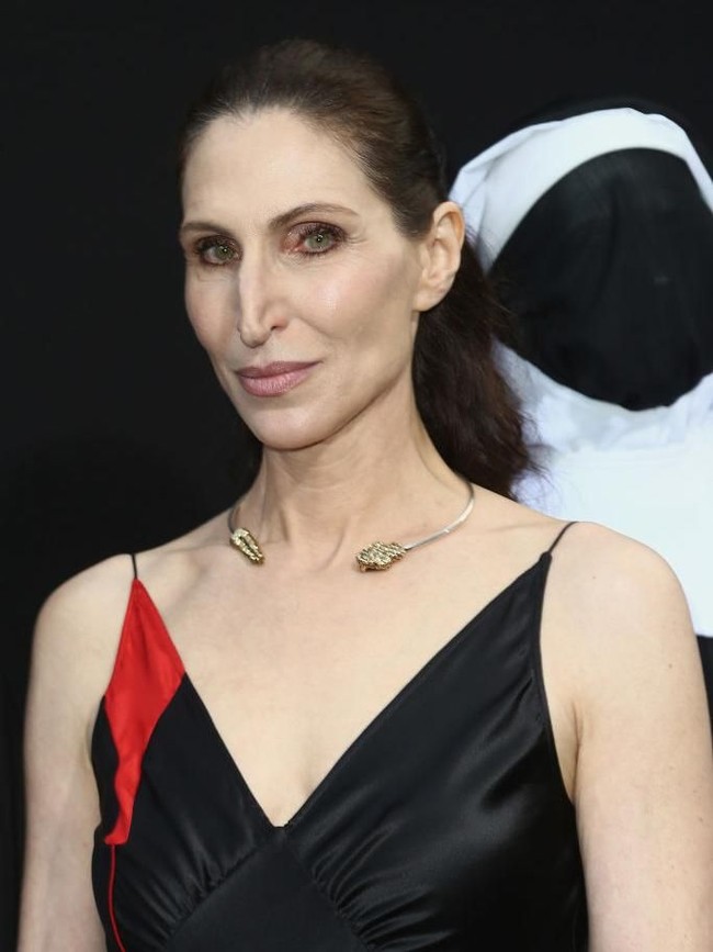 Saat diminta mendeskripsikan dirinya, Bonnie Aarons pun memiliki karakter yang jauh berbeda dari Valak. “Aku glamour dan suka berteman,” katanya. (Foto: Getty Images)