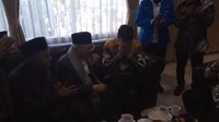 Setelah itu, Maruf dan Eduardo kompak mengangkat tangan dan berdoa bersama.