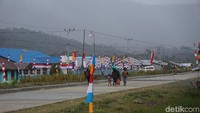 Pusat Kabupaten Pegaf. Sekarang sudah ada aturan terkait menabrak babi. Warga disuruh meminta ganti rugi ke kantor gubernur dan tak ada lagi babi berkeliaran di Kota Anggi, Pegaf. Semua babi dikandangkan dan kandangnya disubsidi pemerintah (Masaul/detikTravel)