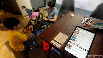 Galaxy Tab A 10,5 inci dilengkapi pula dengan fitur Kids Mode yang memungkinkan orang tua mengatur waktu serta konten yang bisa diakses anak. Orang tua bisa memanfaatkan teknologi dalam proses edukasi sambil bermain dengan anak.