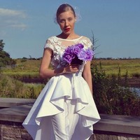 Sejumlah desainer menawarkan pilihan busana pernikahan berupa celana untuk calon pengantin yang tomboy, ingin tampil beda, atau lebih simpel. Seperti atasan dengan aksen peplum asimetris yang dipadukan dengan celana berikut. Foto: Pinterest