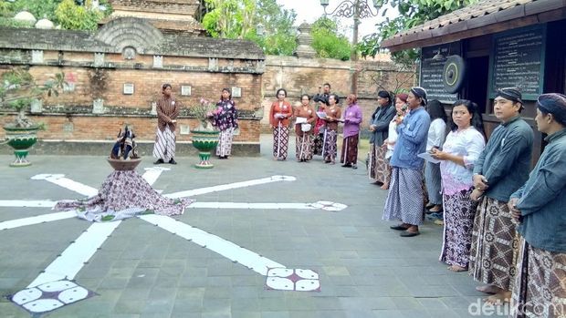 Di Makam Pendiri Mataram, Sajojo Doakan Jokowi Presiden Lagi