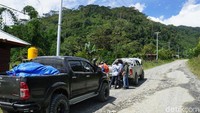 Salah satu sopir, Shahrul (42) bilang, kalau ada pekerjaan lain ia tidak akan melakoni itu. Sangat berat. Karena kalau jalan rusak, misal longsor ia harus bikin jalan sendiri hingga pernah ia bermalam di jalan dan masih bermandikan lumpur selama 3 malam (Masaul/detikTravel)