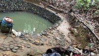 Mata air Cikawali sering digunakan mandi lantaran diyakini dapat mengeluarkan aura kecantikan. Sebab, dulunya mata air ini sering digunakan oleh Citra Resmi atau Dyah Pitaloka yang merupakan puteri Kerajaan Sunda Galuh. (Dadang Hermansyah/detikTravel)
