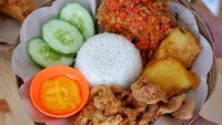 Ayam geprek di kedai Chicken University ini disajikan dengan 4 pilihan sambal mulai sambal cabe domba, sambal cengek, bumbu pelakor hingga bumbu saus keju. foto : instagram @perutkarets
