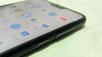 Sisi kanan bodi terdapat tombol volume dan power. (Foto: detikINET/Adi Fida Rahman)