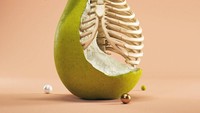 Semua karya yang dibuat Filip Hodas ini berbentuk 3 dimensi. Seperti buah pir berkerangka tulang dada manusia ini. Kerangka itu terlihat sangat pas di sana. Foto: Instagram hoodass