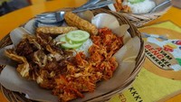 Ayam geprek makin enak dinikmati dengan nasi hangat. Ayam Bengkel Prekkkkk punya menu yang komplet mulai ayam, tempe, terong hingga mie instan geprek. Foto : instagram @ayambengkel.prekkkkk