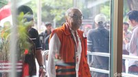 Johannes Kotjo datang dengan mengenakan rompi tahanan KPK.