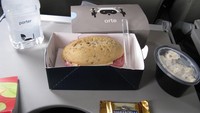 Kalau naik Porter Airlines Kanada tidak ada kelas bisnis atau kelas satu. Hanya saja camilan, bir dan wine selalu tersedia. Ada juga menu makan siang ringan seperti sandwich atau pasta. Foto: Danielle Scott/Flickr