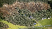 Longsor menimpa rumah dan sawah warga. Kyodo/via REUTERS.