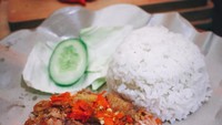 Kalau ngaku penyuka makanan pedas, coba dulu jajak ayam geprek Wong Sugih yang ada di Jl. Pangeran Antasari, Jakarta Selatan ini. Ayam goreng yang hampir hancur ini dihidangkan dengan sambal rawit yang banyak. foto : instagram @wongsugih