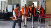 Para tersangka masuk ke dalam gedung KPK.