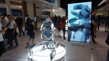 SuitBot jadi robot lainnya di dalam limi tersebut. Foto: Muhamad Imron Rosyadi/detikINET