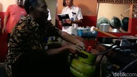Atas temuan itu petugas langsung menukar tabung gas bersubsidi 3 kg dengan tabung gas non subsidi 5 kg.