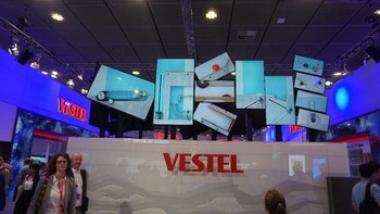 Vestel tampil unik dengan penataan televisinya ini dalam menyambut pengunjung. Foto: Muhamad Imron Rosyadi/detikINET