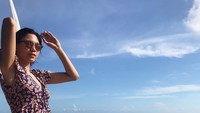 Mengenakan dress bunga-bunga dan kacamata, Mika siap main di pantai nih. (Instagram/@reyesmikaaa)