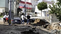 Pusat gempa berada di tenggara Sapporo. Pusat gempa ada di kedalaman 66 km. Sejumlah jalan terputus. Kyodo/via REUTERS.