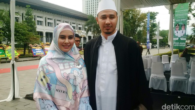 Beberapa artis populer Tanah Air seperti Kartika Putri dan April Jasmine menikah dengan ustad. Mereka kini memiliki penampilan yang lebih syari. Foto: Erna Mardiana