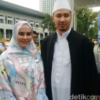 Beberapa artis populer Tanah Air seperti Kartika Putri dan April Jasmine menikah dengan ustad. Mereka kini memiliki penampilan yang lebih syari. Foto: Erna Mardiana