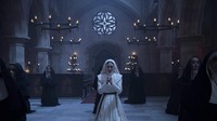 Cerita film The Nun mengambil sudut dari kejadian sebelum The Conjuring 2, dengan tokoh utama yakni Suster Irine (Taissa Farmiga) dan Bapak Pendeta Burke (Demian Bichir) untuk mengusir roh jahat di Saint Carta.  Dok. Warner Bros
