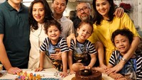 Masih dari momen ulang tahun, inilah kebahagiaan Lia dan keluarga kecilnya. Gemas ya wajah jagoan Lia dan Lukman? Foto: Instagram @lialukman