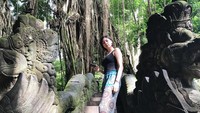 Mika sepertinya suka dengan wisata alam. Dia gemar yang hijau-hijau dan penuh kesejukan. (Instagram/@reyesmikaaa)