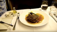 Maskapai ANA dari Jepang menawarkan semua sajian enak mulai dari sushi, sup miso hingga steak wagyu. Tak ketinggalan menu 4-course yang terdiri dari menu utama, dessert dan wine. Foto: Asia Travel/Youtube