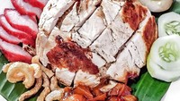 Wah, nasi hainan ini justru punya 3 kombinasi lauk. Ada ayam panggang, charsiew gurih dan siobak. Mantap! Foto: Instagram songofmarch