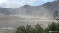 Badai pasir Bromo, kerap terjadi di musim kemarau seperti saat ini. Sementara material badai sendiri, berupa pasir bercampur abu vulkanik. (M Rofiq/detikTravel)