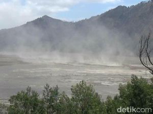 Video: Penampakan Badai Pasir yang Terjang Bromo