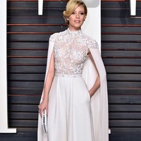 Jumpsuit dengan jubah seperti ini pun dapat dijadikan pilihan. Foto: Pinterest