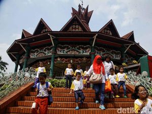 Keseruan Pengunjung Nikmati Wahana di Dufan Saat Libur Nataru