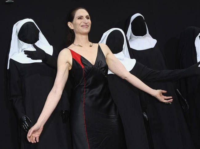 Bonnie melengkapi gaya glamornya dengan kalung emas. Dengan riasan yang tidak terlalu bold, dia tetap terlihat menawan, tidak seperti dalam film The Nun. (Foto: Getty Images)