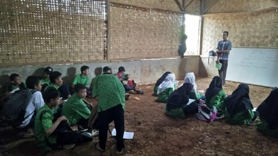 Foto: Siswa MTs di Banten Ini Belajar dengan Duduk di Tanah