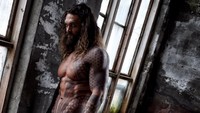 Siapa sih yang tak jatuh hati melihat sosok Jason Momoa yang gagah dan macho abis. Dok. Instagram/prideofgypsies