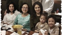 Perayaan Natal Lia, Lukman dan keluarganya diisi dengan agenda makan malam bersama. Restoran Jepang jadi pilihan mereka. Foto: Instagram @lialukman