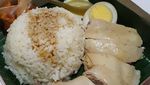 Makan Siang Mantap! Nasi Hainan Lembut Plus Ayam yang Gurih