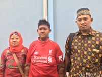 Aria Permana bersama sang ayah dan ibu.