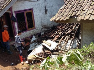 Longsor Timpa 2 Rumah di Tasikmalaya, Penghuni Sempat Terjebak