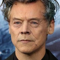 Wajah Harry Styles di usia 59 tahun akan terlihat jauh lebih tua. Dia akan tampak 35 tahun lebih tua dari usia sebenarnya. Pun wajah imut dan boyish tidak akan tampak lagi ketika ia sudah menginjak umur 50-an tahun. Foto: Dok. Daily Mail