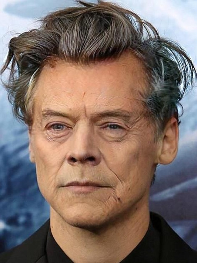Wajah Harry Styles di usia 59 tahun akan terlihat jauh lebih tua. Dia akan tampak 35 tahun lebih tua dari usia sebenarnya. Pun wajah imut dan boyish tidak akan tampak lagi ketika ia sudah menginjak umur 50-an tahun. Foto: Dok. Daily Mail