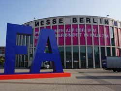 Melihat Unik dan Megahnya Pameran Teknologi Terbesar