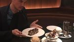 Pose Tampan John Mayer, yang Hobi Makan Cake dan Burger