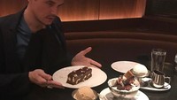 Berkunjung ke Chicago, John memang suka dengan makanan manis. Pose seriusnya saat menatap cake cokelat di tangannya, semakin meriah dengan kehadiran es krim, hingga marshmallow cokelat. Foto: Instagram @johnmayer