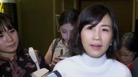 Dia tampak berada di belakang Vero dan mengamatinya.